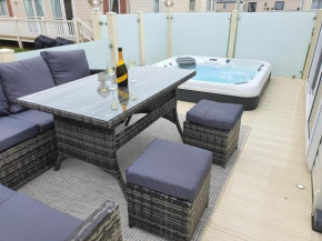 Premium accommodation with luxury HOT-TUB and decking area, near Fantasy Island